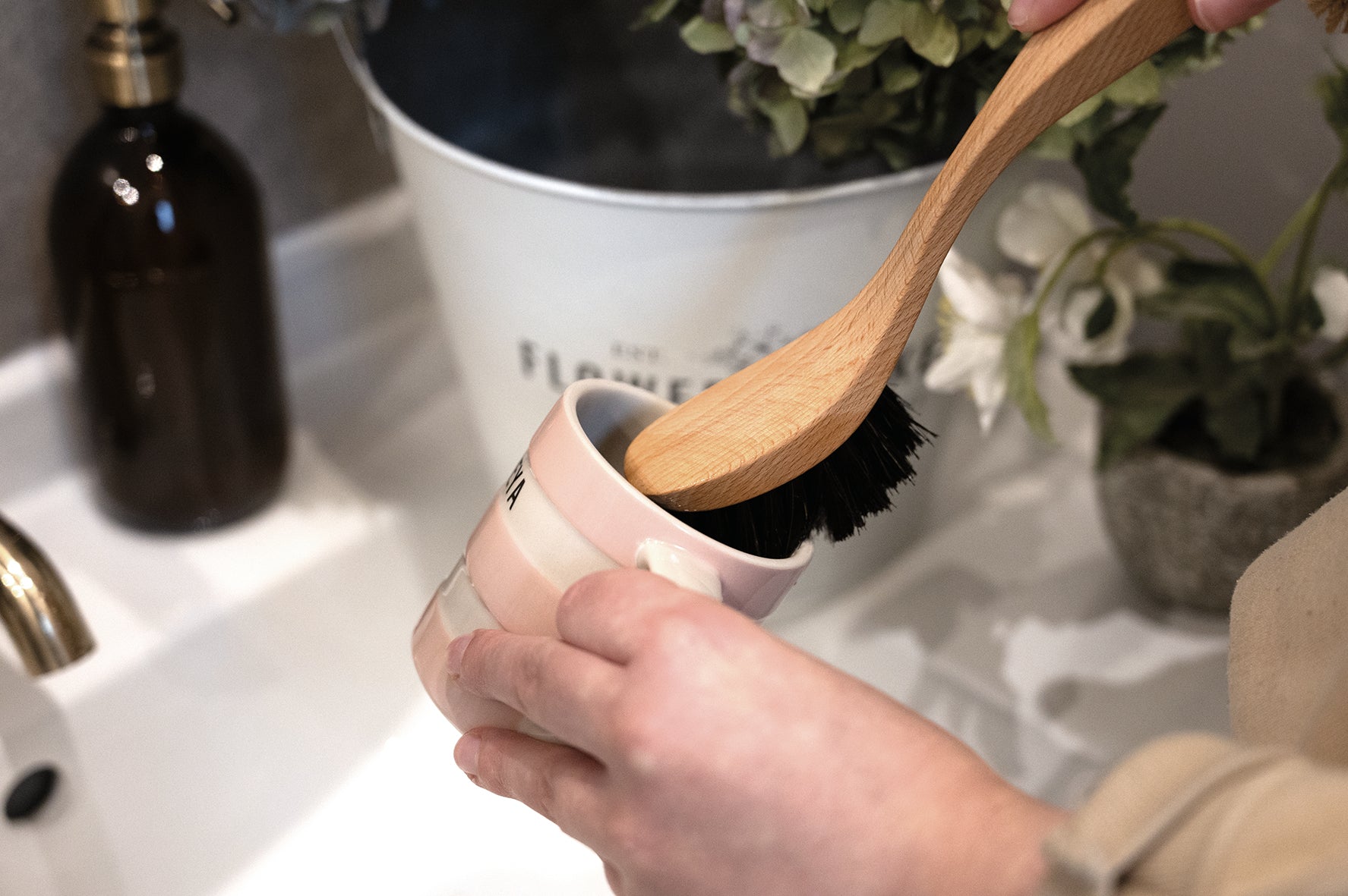 How to Build a Plastic-Free Cleaning Kit That Actually Works